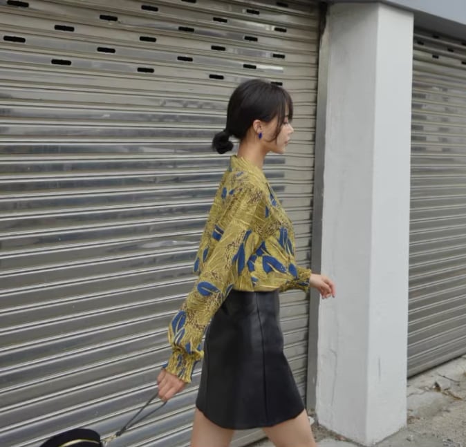 柄シャツ シフォンシャツ レディース トップス シャツ ブラウス 羽織 長袖 ボリューム袖 Vネック 襟付き ストレート Iライン シフォン 前開き 薄手 かわいい 柄シャツ シフォンシャツ レディース トップス シャツ ブラウス