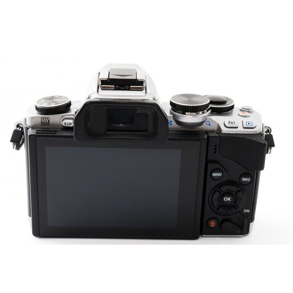 【中古】オリンパス OLYMPUS OM-D E-M10 シルバー レンズセット 美品 SDカード付き 【中古】オリンパス OLYMPUS OM-D E-M10 シルバー レンズセット 美品 SDカード付き