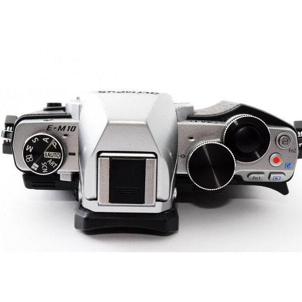 【中古】オリンパス OLYMPUS OM-D E-M10 シルバー レンズセット 美品 SDカード付き 【中古】オリンパス OLYMPUS OM-D E-M10 シルバー レンズセット 美品 SDカード付き