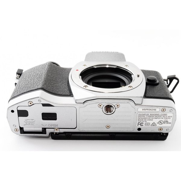 【中古】オリンパス OLYMPUS OM-D E-M10 シルバー レンズセット 美品 SDカード付き 【中古】オリンパス OLYMPUS OM-D E-M10 シルバー レンズセット 美品 SDカード付き