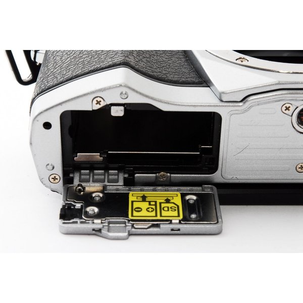 【中古】オリンパス OLYMPUS OM-D E-M10 シルバー レンズセット 美品 SDカード付き 【中古】オリンパス OLYMPUS OM-D E-M10 シルバー レンズセット 美品 SDカード付き