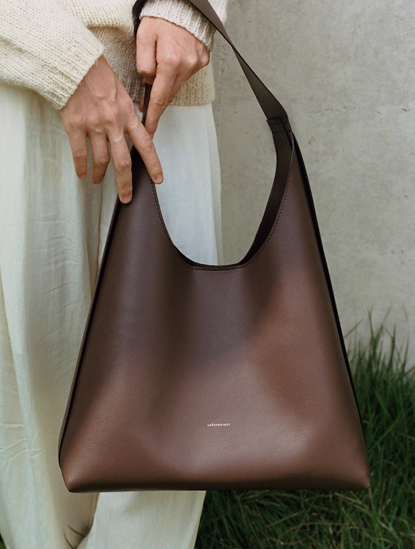 Qoo10 LECC PROJECT LOG BIG HOBO BAG 飾りな
