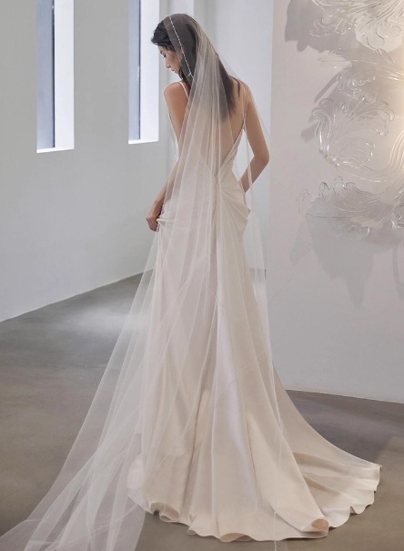 ウエディングドレス Vネック 優雅なシルエット キャミソール 背中見せ 二次会 発表会 ウエディングドレス Vネック 優雅なシルエット キャミソール 背中見せ 二次会 発表会