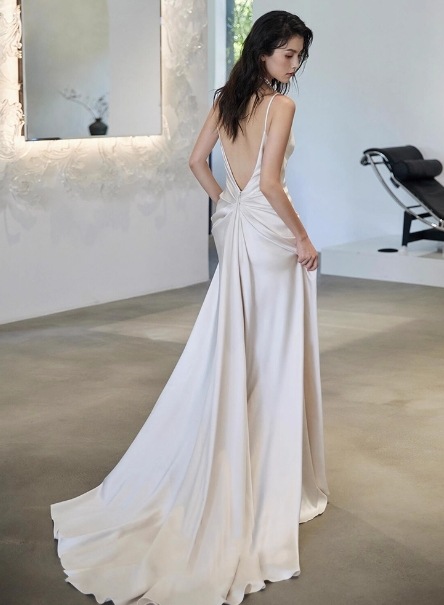 ウエディングドレス Vネック 優雅なシルエット キャミソール 背中見せ 二次会 発表会 ウエディングドレス Vネック 優雅なシルエット キャミソール 背中見せ 二次会 発表会