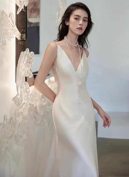 ウエディングドレス Vネック 優雅なシルエット キャミソール 背中見せ 二次会 発表会 ウエディングドレス Vネック 優雅なシルエット キャミソール 背中見せ 二次会 発表会