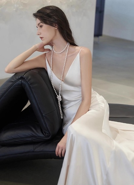 ウエディングドレス Vネック 優雅なシルエット キャミソール 背中見せ 二次会 発表会 ウエディングドレス Vネック 優雅なシルエット キャミソール 背中見せ 二次会 発表会