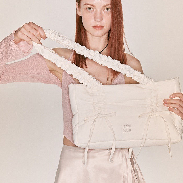 [IVE イソ着用 ]Butterfly shoulder bag Medium