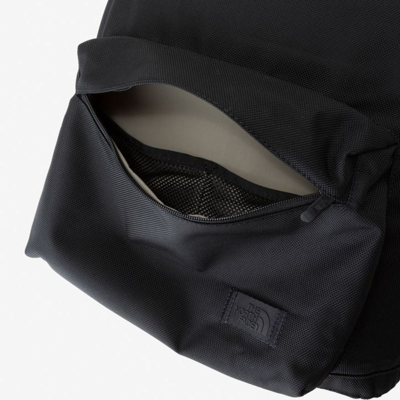 正規品 バッグ メトロスケープ デイパック NM82410 K/ブラック SR/スプルースグリーン 正規品 バッグ メトロスケープ デイパック NM82410 K/ブラック SR/スプルースグリーン