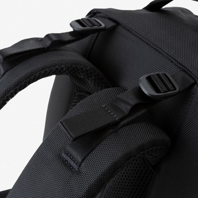 正規品 バッグ メトロスケープ デイパック NM82410 K/ブラック SR/スプルースグリーン 正規品 バッグ メトロスケープ デイパック NM82410 K/ブラック SR/スプルースグリーン