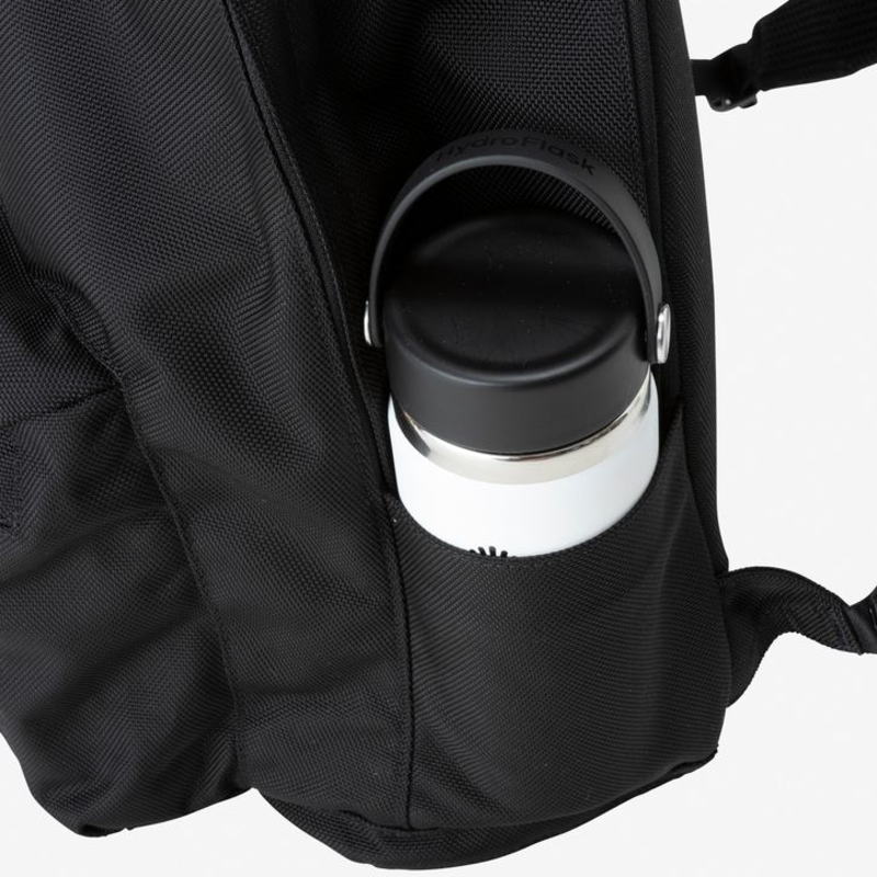 正規品 バッグ メトロスケープ デイパック NM82410 K/ブラック SR/スプルースグリーン 正規品 バッグ メトロスケープ デイパック NM82410 K/ブラック SR/スプルースグリーン