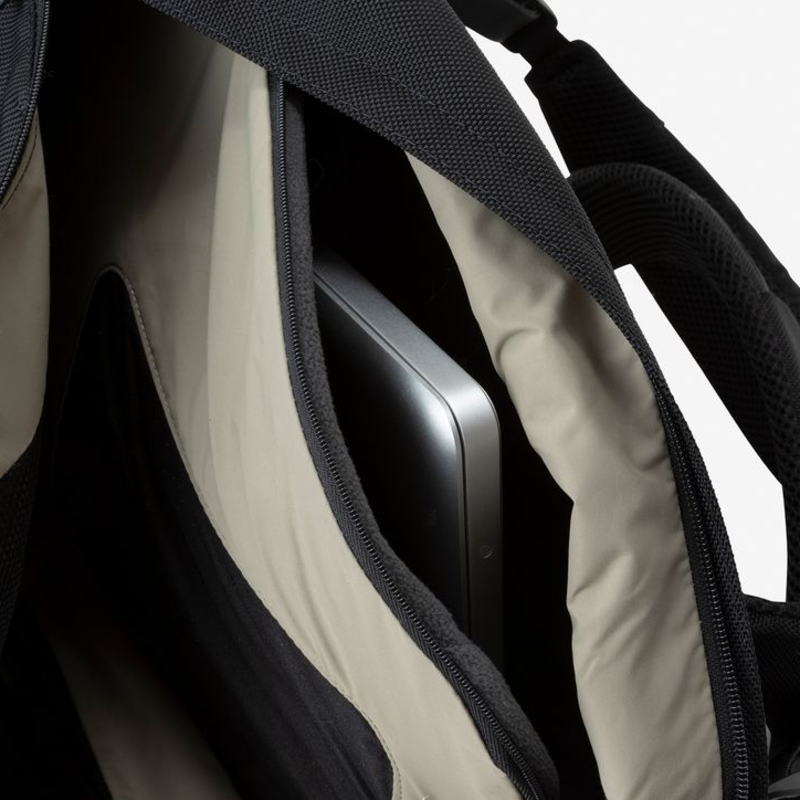 正規品 バッグ メトロスケープ デイパック NM82410 K/ブラック SR/スプルースグリーン 正規品 バッグ メトロスケープ デイパック NM82410 K/ブラック SR/スプルースグリーン