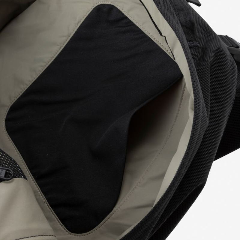 正規品 バッグ メトロスケープ デイパック NM82410 K/ブラック SR/スプルースグリーン 正規品 バッグ メトロスケープ デイパック NM82410 K/ブラック SR/スプルースグリーン