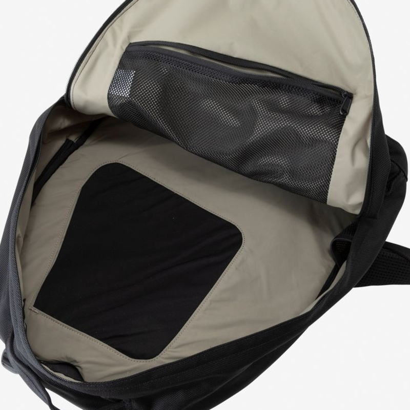 正規品 バッグ メトロスケープ デイパック NM82410 K/ブラック SR/スプルースグリーン 正規品 バッグ メトロスケープ デイパック NM82410 K/ブラック SR/スプルースグリーン