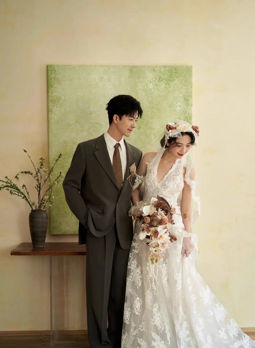 ウェディングドレス 花嫁 結婚式 ドレス 首レースのVネック花嫁テール引きのウェディングドレス Aラインドレス 挙式 二次会 ブライダル 結婚式 レディース ロングドレス白 レース 編み上げ式