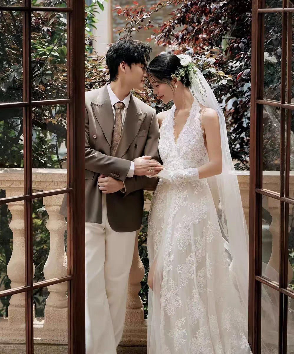 ウェディングドレス 花嫁 結婚式 ドレス 首レースのVネック花嫁テール引きのウェディングドレス Aラインドレス 挙式 二次会 ブライダル 結婚式 レディース ロングドレス白 レース 編み上げ式