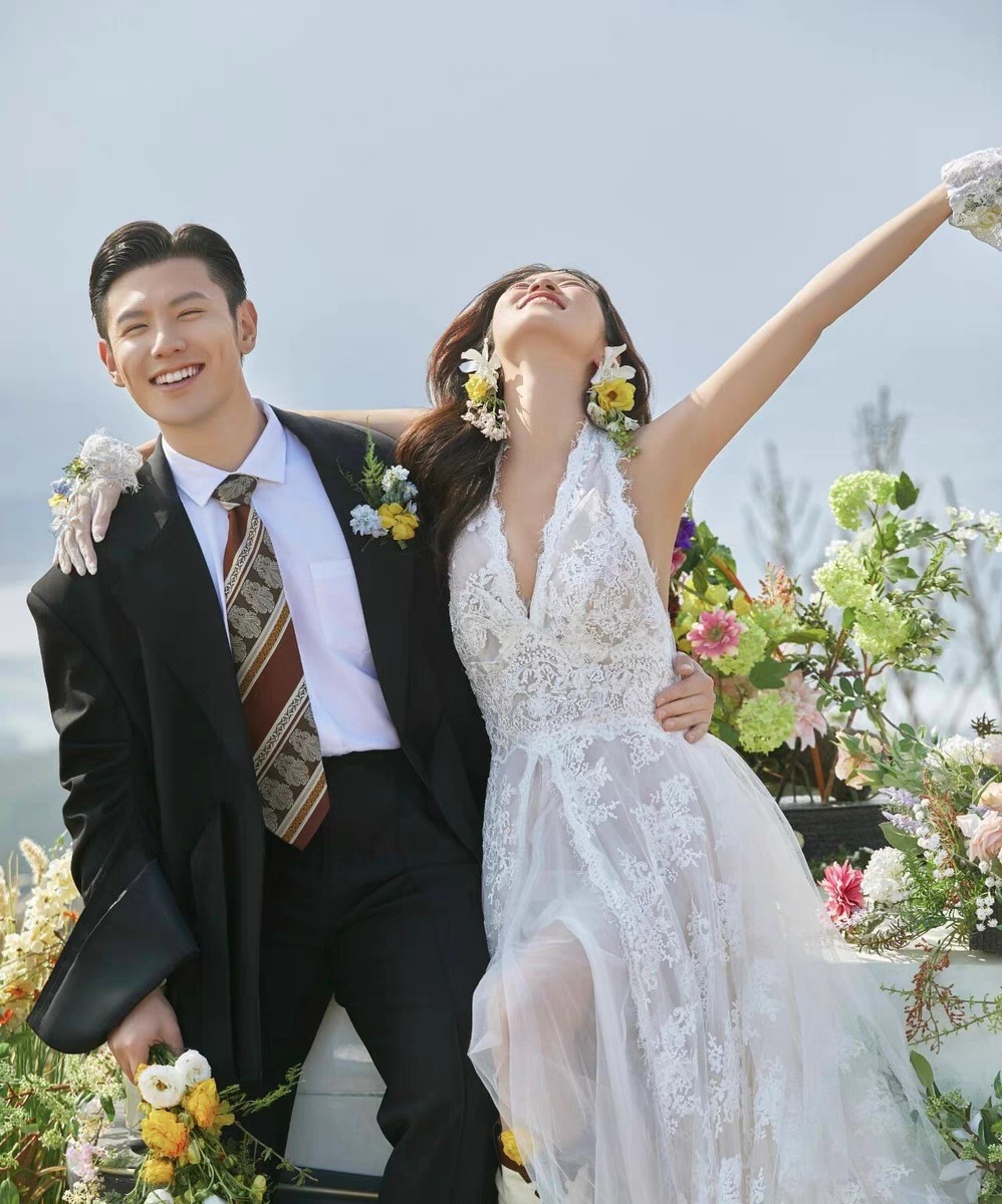 ウェディングドレス 花嫁 結婚式 ドレス 首レースのVネック花嫁テール引きのウェディングドレス Aラインドレス 挙式 二次会 ブライダル 結婚式 レディース ロングドレス白 レース 編み上げ式