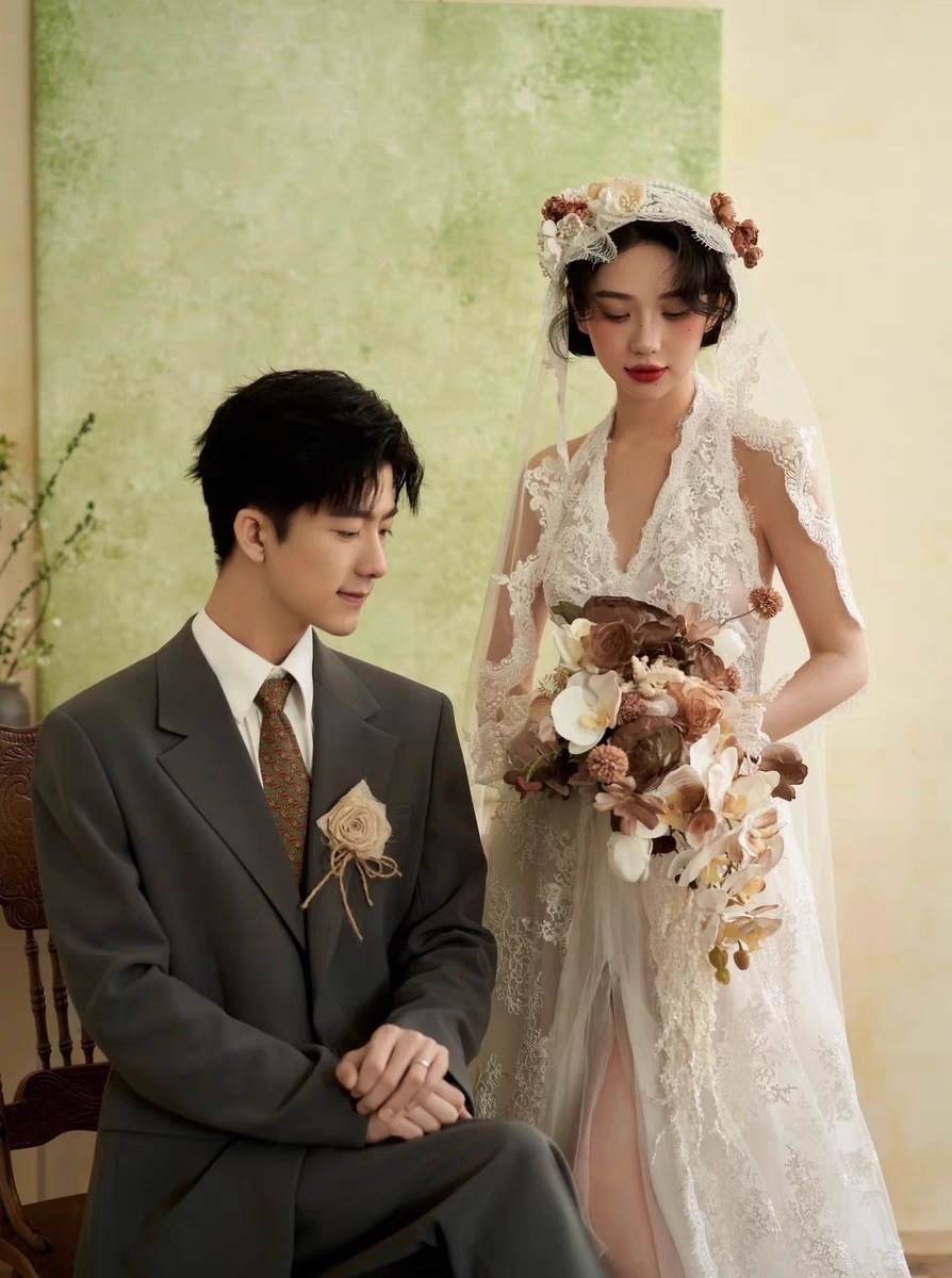 ウェディングドレス 花嫁 結婚式 ドレス 首レースのVネック花嫁テール引きのウェディングドレス Aラインドレス 挙式 二次会 ブライダル 結婚式 レディース ロングドレス白 レース 編み上げ式