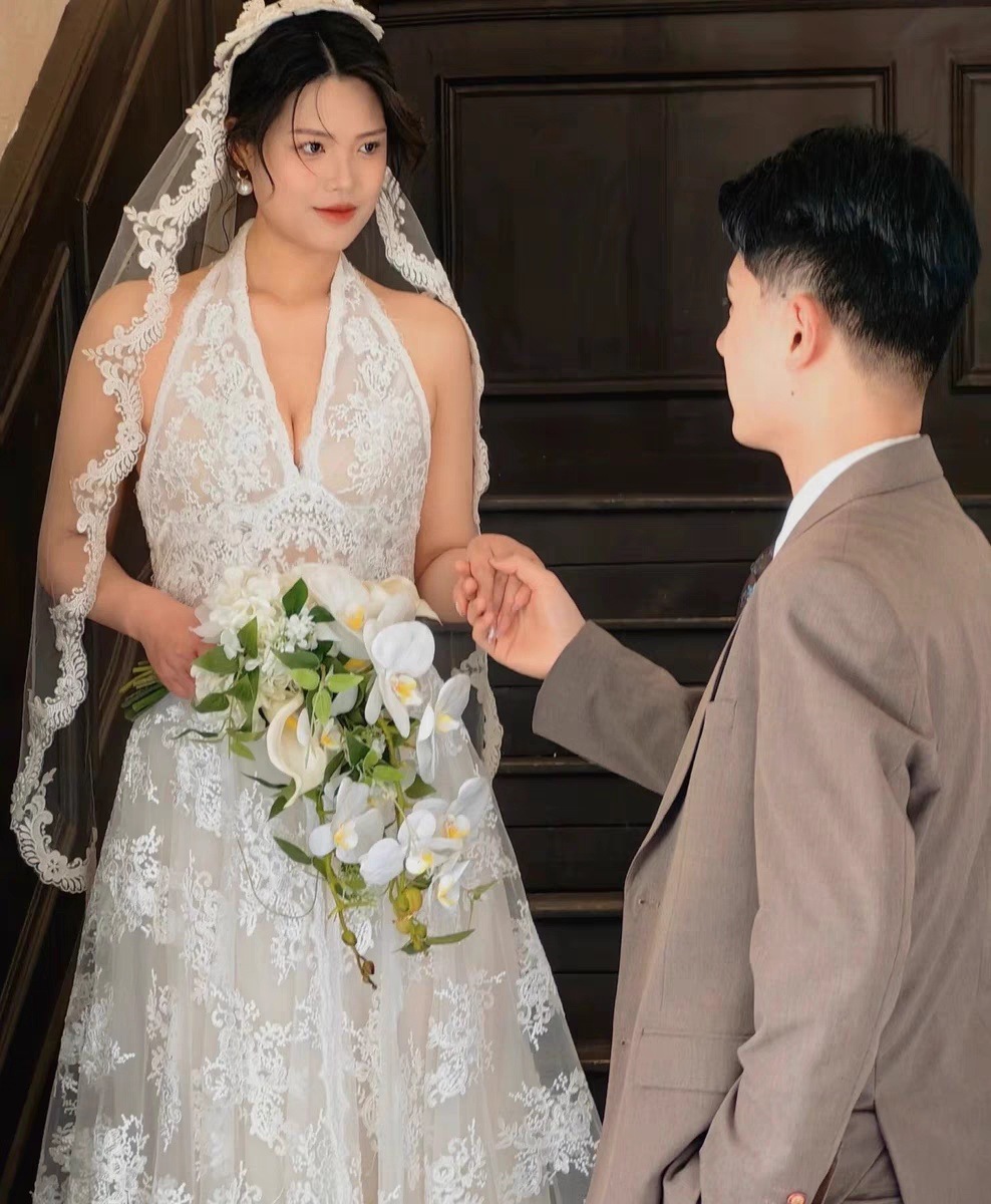 ウェディングドレス 花嫁 結婚式 ドレス 首レースのVネック花嫁テール引きのウェディングドレス Aラインドレス 挙式 二次会 ブライダル 結婚式 レディース ロングドレス白 レース 編み上げ式