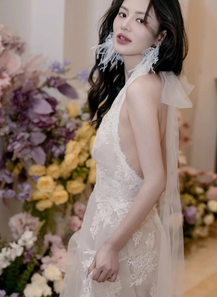ウェディングドレス 花嫁 結婚式 ドレス 首レースのVネック花嫁テール引きのウェディングドレス Aラインドレス 挙式 二次会 ブライダル 結婚式 レディース ロングドレス白 レース 編み上げ式
