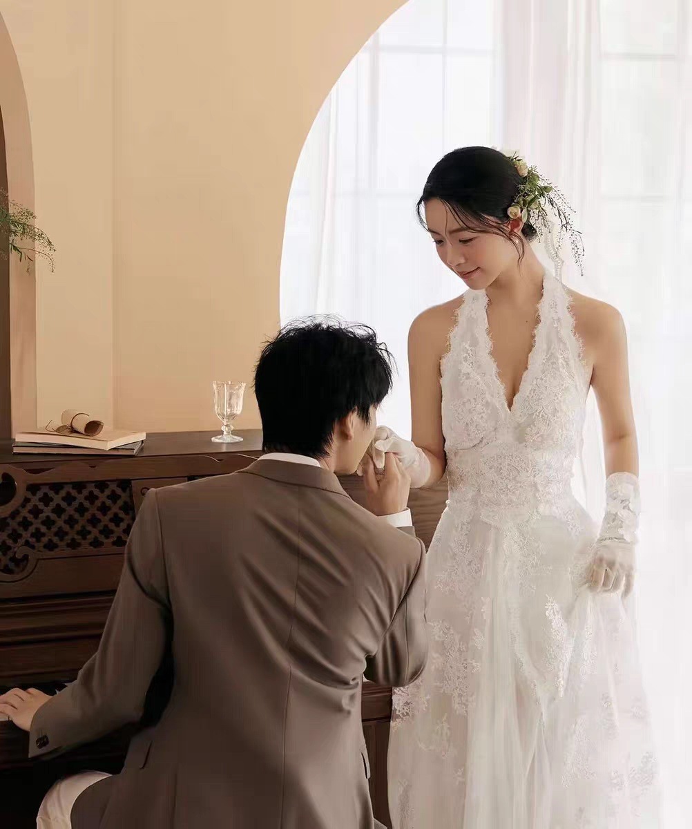 ウェディングドレス 花嫁 結婚式 ドレス 首レースのVネック花嫁テール引きのウェディングドレス Aラインドレス 挙式 二次会 ブライダル 結婚式 レディース ロングドレス白 レース 編み上げ式