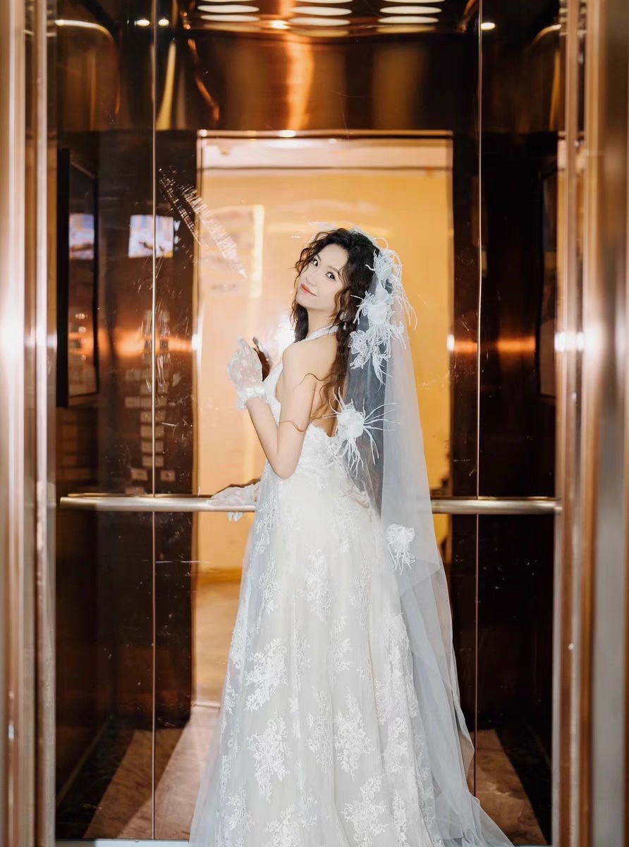 ウェディングドレス 花嫁 結婚式 ドレス 首レースのVネック花嫁テール引きのウェディングドレス Aラインドレス 挙式 二次会 ブライダル 結婚式 レディース ロングドレス白 レース 編み上げ式