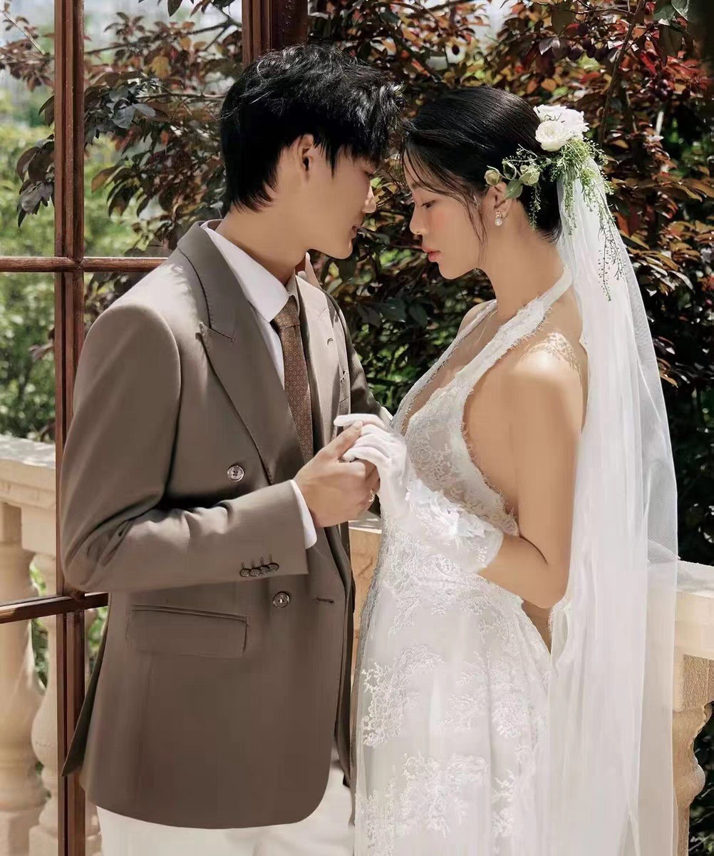 ウェディングドレス 花嫁 結婚式 ドレス 首レースのVネック花嫁テール引きのウェディングドレス Aラインドレス 挙式 二次会 ブライダル 結婚式 レディース ロングドレス白 レース 編み上げ式