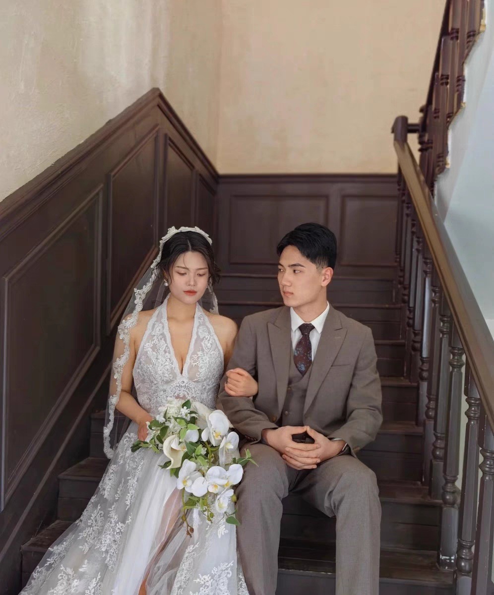 ウェディングドレス 花嫁 結婚式 ドレス 首レースのVネック花嫁テール引きのウェディングドレス Aラインドレス 挙式 二次会 ブライダル 結婚式 レディース ロングドレス白 レース 編み上げ式