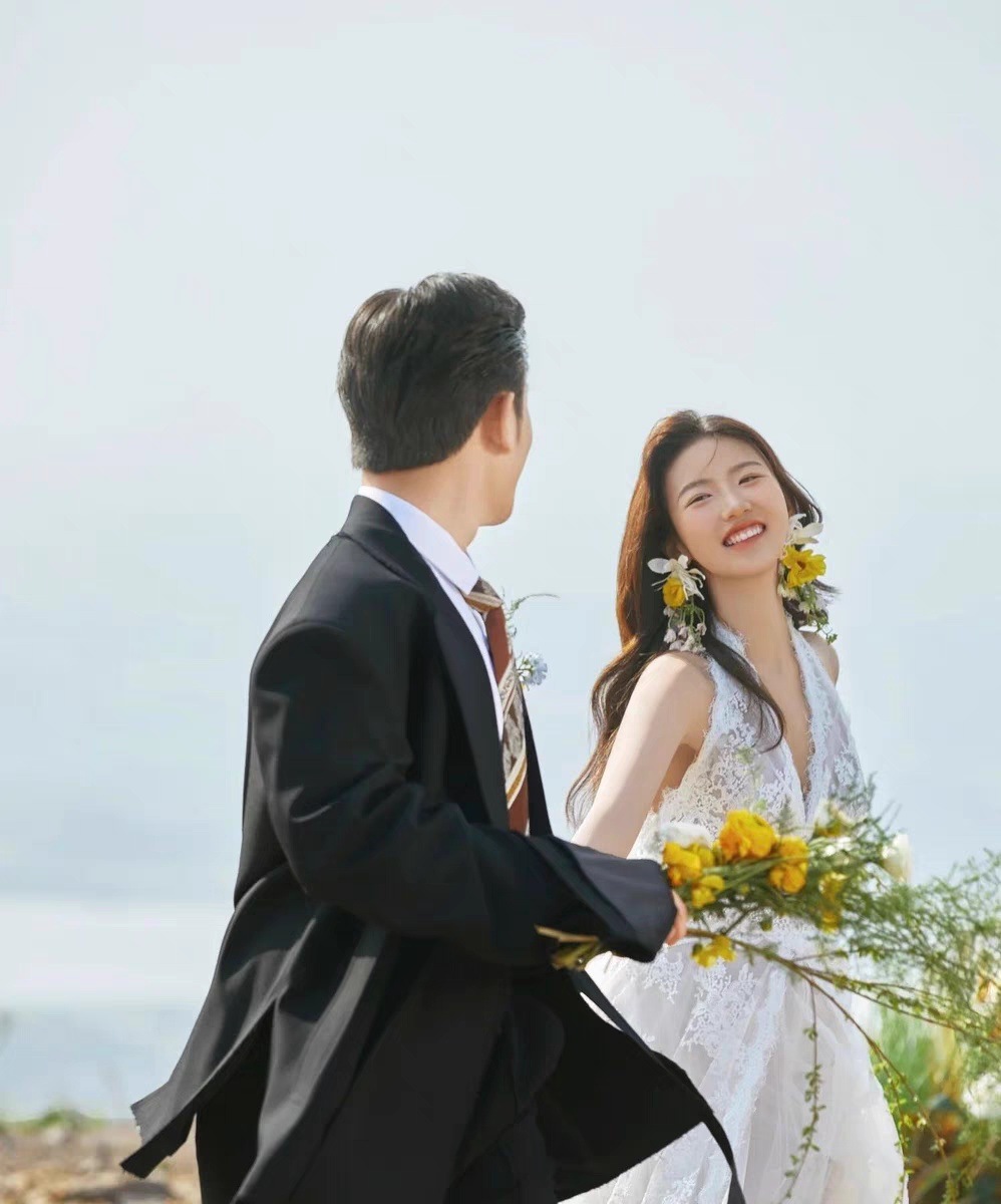 ウェディングドレス 花嫁 結婚式 ドレス 首レースのVネック花嫁テール引きのウェディングドレス Aラインドレス 挙式 二次会 ブライダル 結婚式 レディース ロングドレス白 レース 編み上げ式