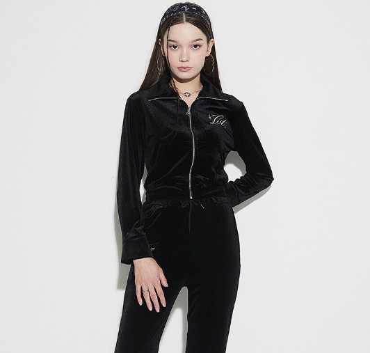 [TWICEナヨン着用] OW VELVET ZIP UP(BLACK)韓国ストリートファッション 韓国人気女性アイドル着用韓国ファッションスタイルの人気ブランドいるいファッションスタイル