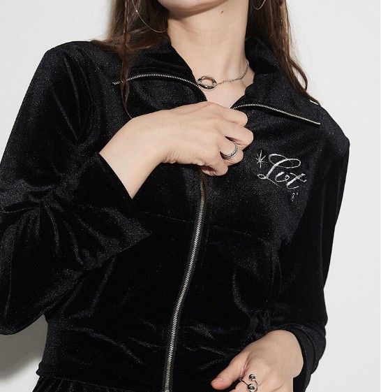 [TWICEナヨン着用] OW VELVET ZIP UP(BLACK)韓国ストリートファッション 韓国人気女性アイドル着用韓国ファッションスタイルの人気ブランドいるいファッションスタイル