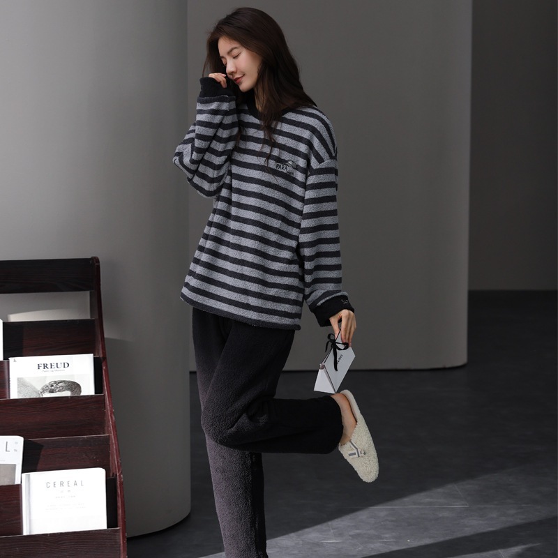 スタイリッシュでシンプルな女性用コーラルフリースパジャマ長袖ロング丈で外出にも適しており人気の冬用ラウンジウェアセットです スタイリッシュでシンプルな女性用コーラルフリースパジャマ長袖ロング丈で外出にも適しており人気の冬用ラウンジウェアセットです