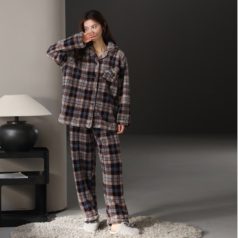 スタイリッシュでシンプルな女性用コーラルフリースパジャマ長袖ロング丈で外出にも適しており人気の冬用ラウンジウェアセットです スタイリッシュでシンプルな女性用コーラルフリースパジャマ長袖ロング丈で外出にも適しており人気の冬用ラウンジウェアセットです