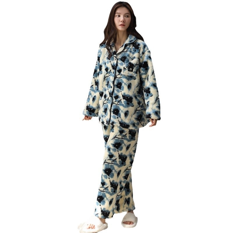 スタイリッシュでシンプルな女性用コーラルフリースパジャマ長袖ロング丈で外出にも適しており人気の冬用ラウンジウェアセットです スタイリッシュでシンプルな女性用コーラルフリースパジャマ長袖ロング丈で外出にも適しており人気の冬用ラウンジウェアセットです