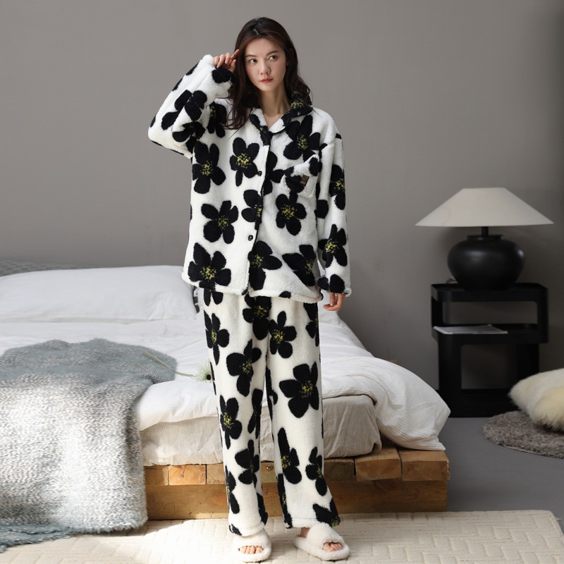 スタイリッシュでシンプルな女性用コーラルフリースパジャマ長袖ロング丈で外出にも適しており人気の冬用ラウンジウェアセットです スタイリッシュでシンプルな女性用コーラルフリースパジャマ長袖ロング丈で外出にも適しており人気の冬用ラウンジウェアセットです