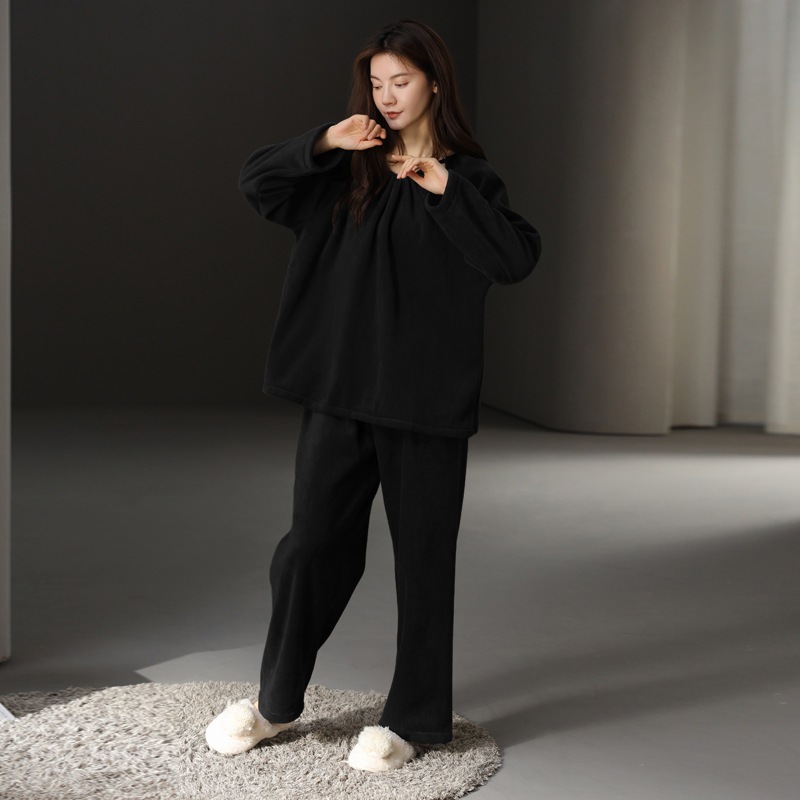 スタイリッシュでシンプルな女性用コーラルフリースパジャマ長袖ロング丈で外出にも適しており人気の冬用ラウンジウェアセットです スタイリッシュでシンプルな女性用コーラルフリースパジャマ長袖ロング丈で外出にも適しており人気の冬用ラウンジウェアセットです