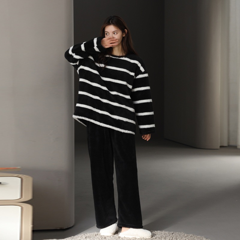 スタイリッシュでシンプルな女性用コーラルフリースパジャマ長袖ロング丈で外出にも適しており人気の冬用ラウンジウェアセットです スタイリッシュでシンプルな女性用コーラルフリースパジャマ長袖ロング丈で外出にも適しており人気の冬用ラウンジウェアセットです