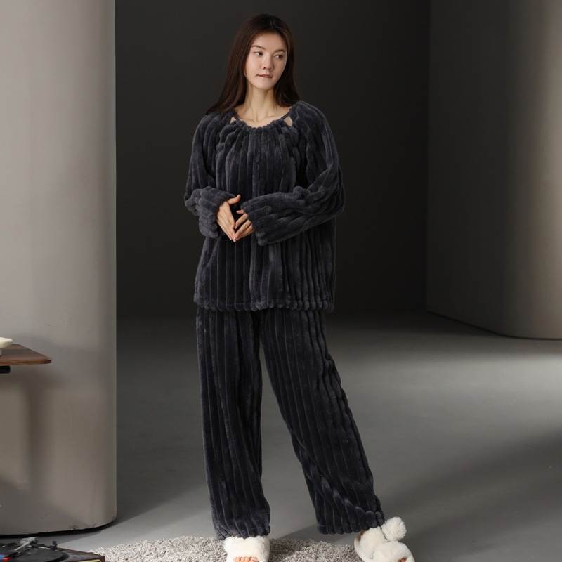 スタイリッシュでシンプルな女性用コーラルフリースパジャマ長袖ロング丈で外出にも適しており人気の冬用ラウンジウェアセットです スタイリッシュでシンプルな女性用コーラルフリースパジャマ長袖ロング丈で外出にも適しており人気の冬用ラウンジウェアセットです