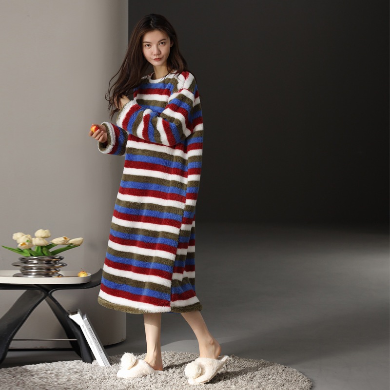 スタイリッシュでシンプルな女性用コーラルフリースパジャマ長袖ロング丈で外出にも適しており人気の冬用ラウンジウェアセットです スタイリッシュでシンプルな女性用コーラルフリースパジャマ長袖ロング丈で外出にも適しており人気の冬用ラウンジウェアセットです