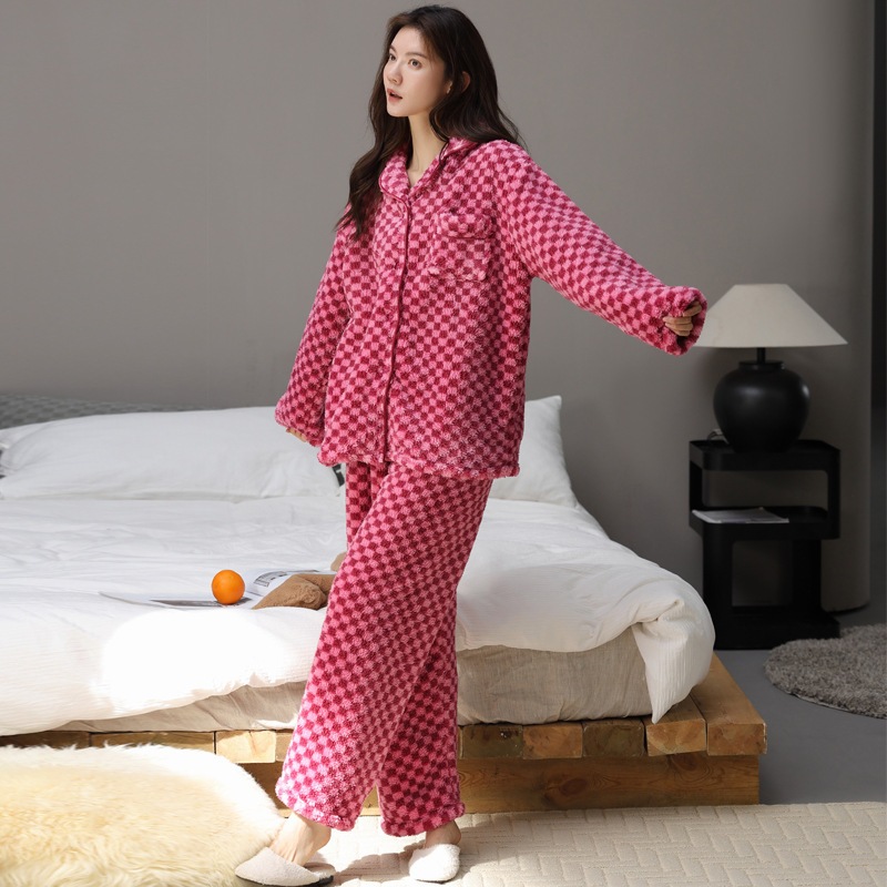 スタイリッシュでシンプルな女性用コーラルフリースパジャマ長袖ロング丈で外出にも適しており人気の冬用ラウンジウェアセットです スタイリッシュでシンプルな女性用コーラルフリースパジャマ長袖ロング丈で外出にも適しており人気の冬用ラウンジウェアセットです