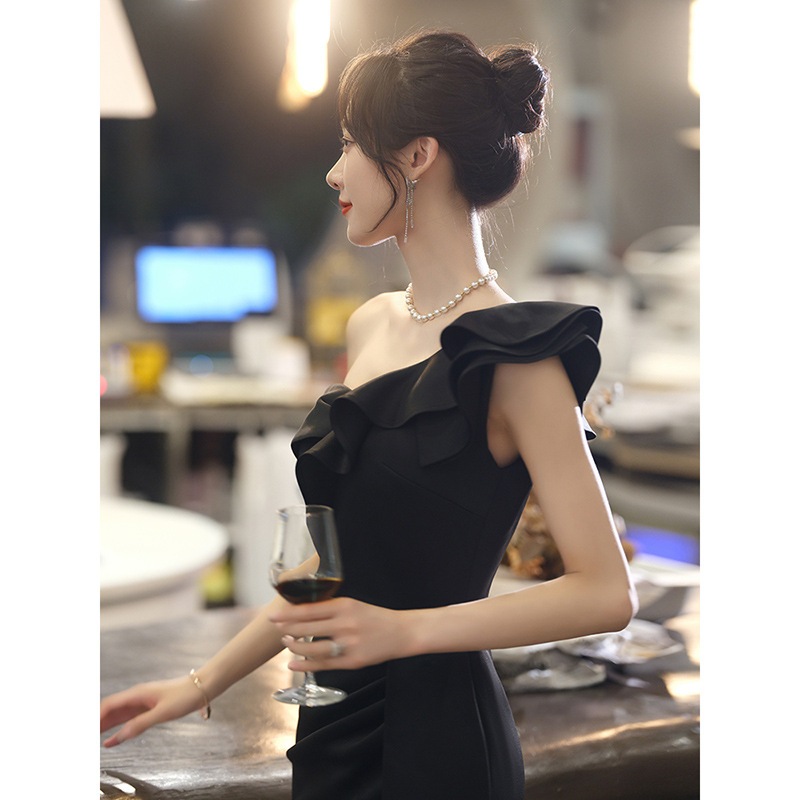 黒いドレスの女性シンで寛大でハイエンドの宴会の気質の感覚テイルスカート