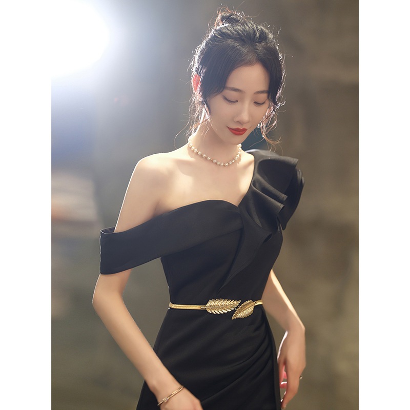 黒いドレスの女性シンで寛大でハイエンドの宴会の気質の感覚テイルスカート