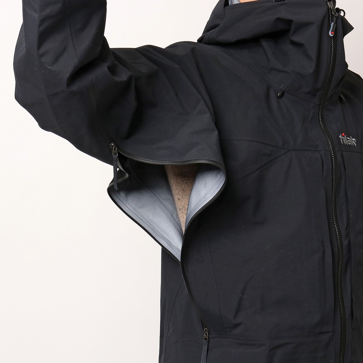 Tilak ティラック ジャケット Evolution Jacket エヴォリューション メンズ フーテッド ブルゾン ロゴ刺繍 GORE-TEX Pro 防水 Tilak ティラック ジャケット Evolution Jacket エヴォリューション メンズ フーテッド ブルゾン ロゴ刺繍 GORE-TEX Pro 防水