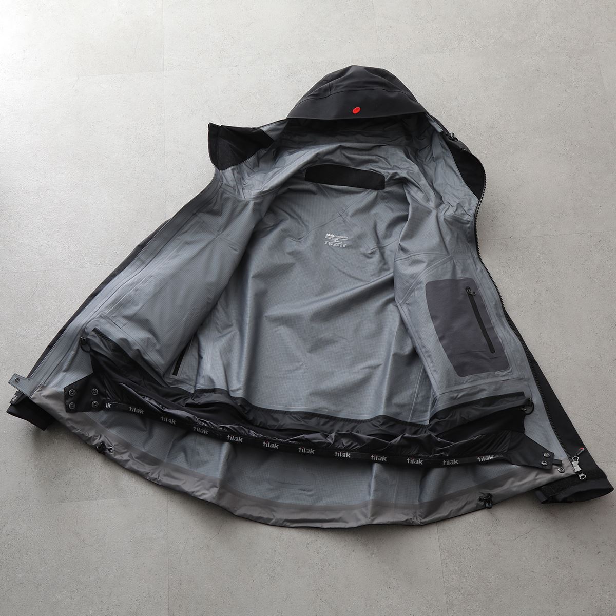 Tilak ティラック ジャケット Evolution Jacket エヴォリューション メンズ フーテッド ブルゾン ロゴ刺繍 GORE-TEX Pro 防水 Tilak ティラック ジャケット Evolution Jacket エヴォリューション メンズ フーテッド ブルゾン ロゴ刺繍 GORE-TEX Pro 防水