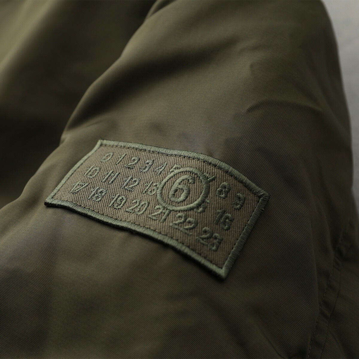 MM6 KIDS エムエムシックス メゾンマルジェラ キッズ ブルゾン M60832 MM03B パテッド ナイロン ボンバージャケット MA-1 ロゴ刺繍パッチ M6514