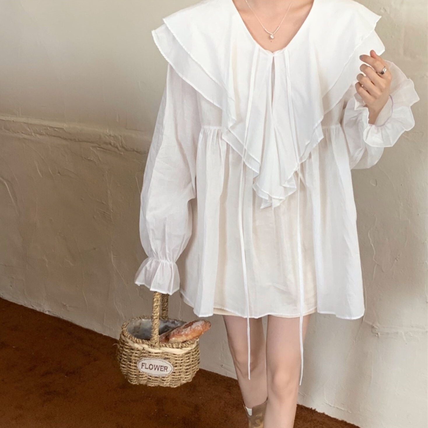 トップス レディース シャツ ブラウス S M L XL 韓国 長袖 ボリューム袖 Vネック フリル ミドル丈 透け感 かわいい 大人可愛い きれいめ シンプル カジュアル 大人 上品 おしゃれ ラフ トップス レディース シャツ ブラウス S M L XL 韓国 長袖 ボリューム袖 Vネック フリル ミドル丈 透け感 かわいい 大人可愛い きれいめ シンプル カジュアル 大人 上品 おしゃれ ラフ