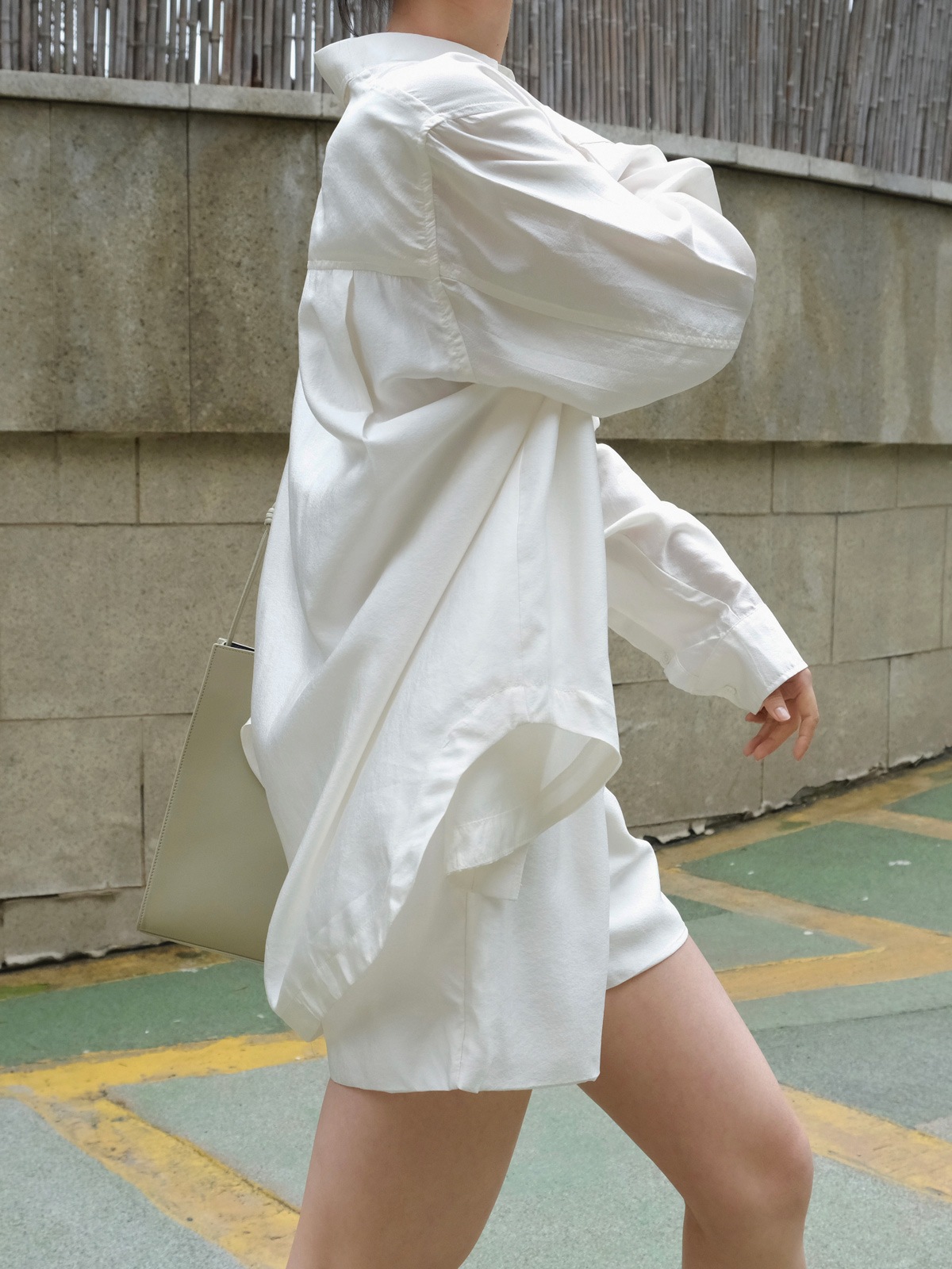 夏の新型韓国東大門の怠惰な光沢のある日焼け止めシャツはゆったりとしていてやせていて軽い感じの上着の女性です