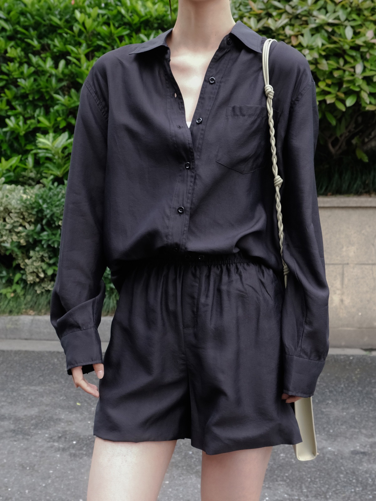 夏の新型韓国東大門の怠惰な光沢のある日焼け止めシャツはゆったりとしていてやせていて軽い感じの上着の女性です