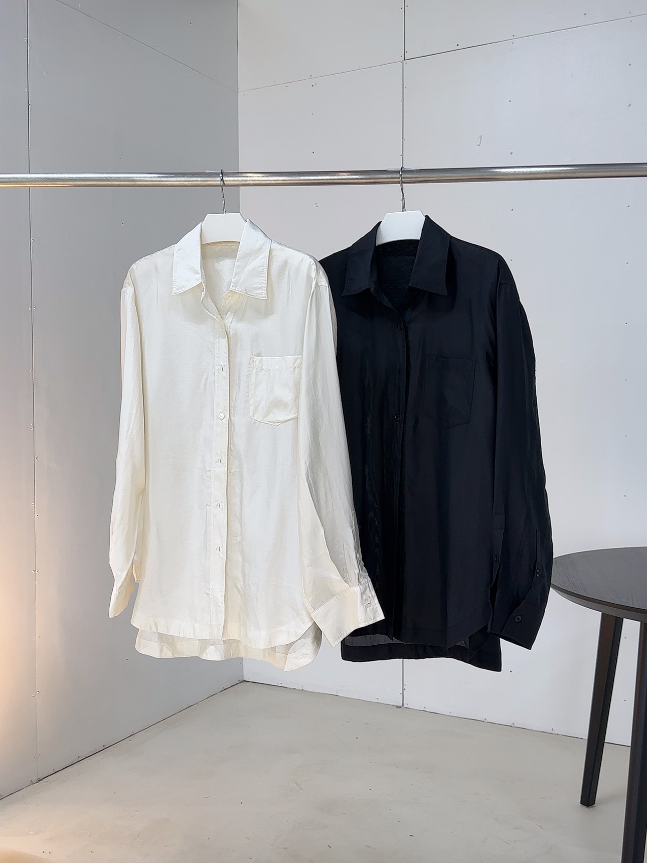 夏の新型韓国東大門の怠惰な光沢のある日焼け止めシャツはゆったりとしていてやせていて軽い感じの上着の女性です