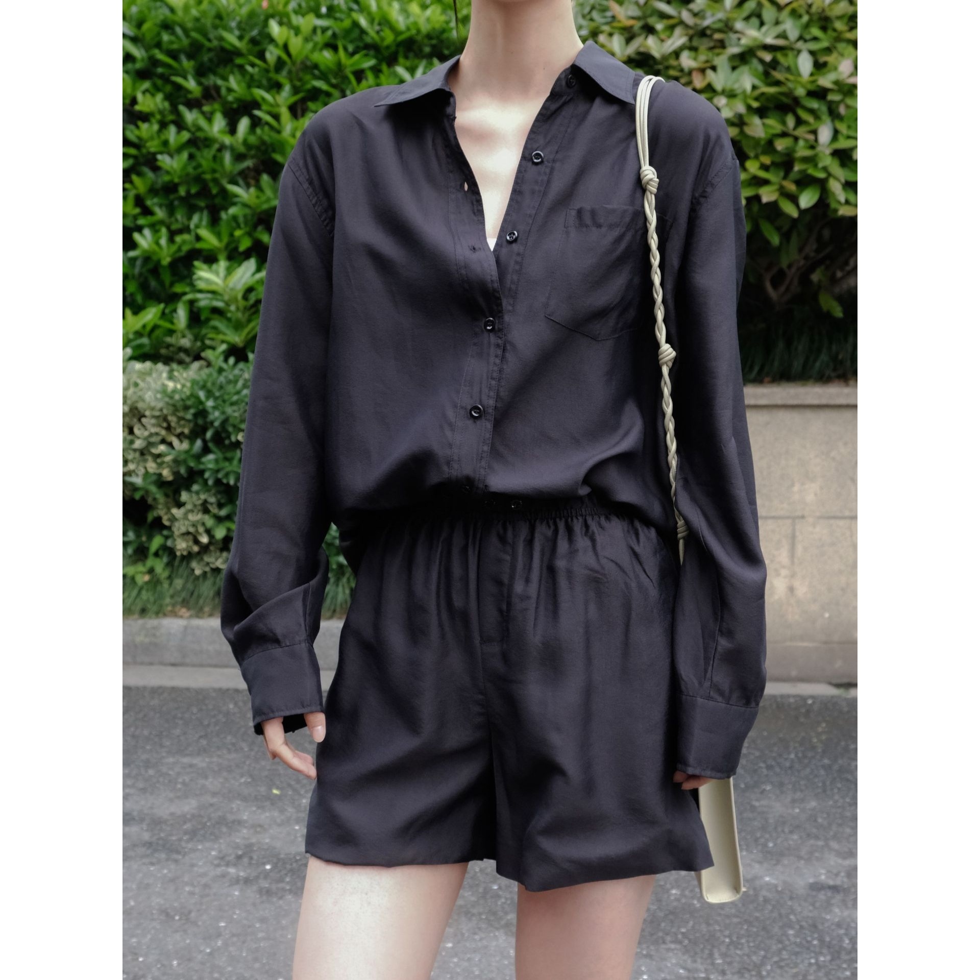 夏の新型韓国東大門の怠惰な光沢のある日焼け止めシャツはゆったりとしていてやせていて軽い感じの上着の女性です