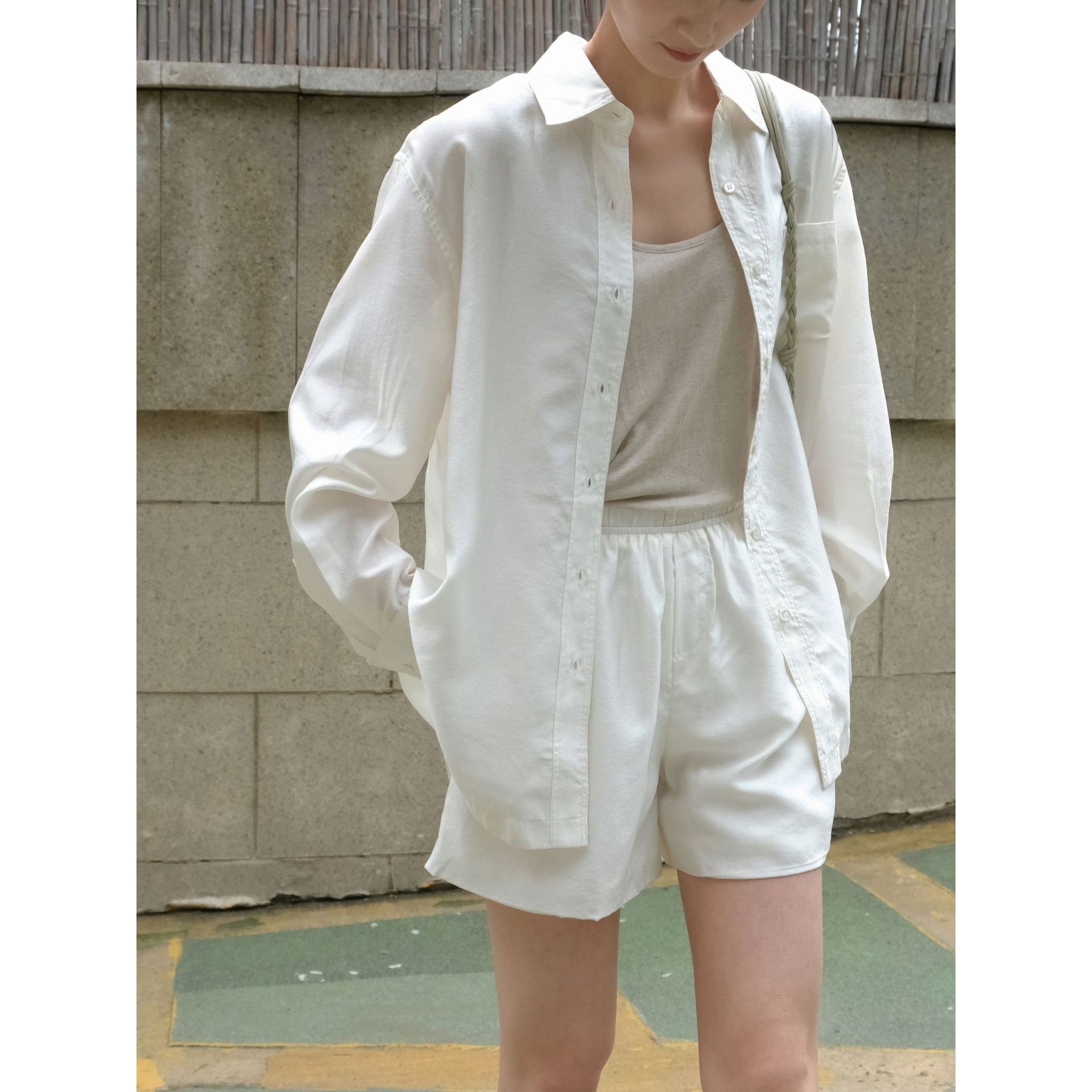 夏の新型韓国東大門の怠惰な光沢のある日焼け止めシャツはゆったりとしていてやせていて軽い感じの上着の女性です